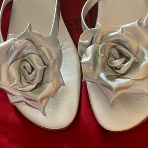 NWT CENEDELLA CAPRI SILVER LEATHER ROSE SANDALS 40 9.5 10 FLIP FLOPS NEW